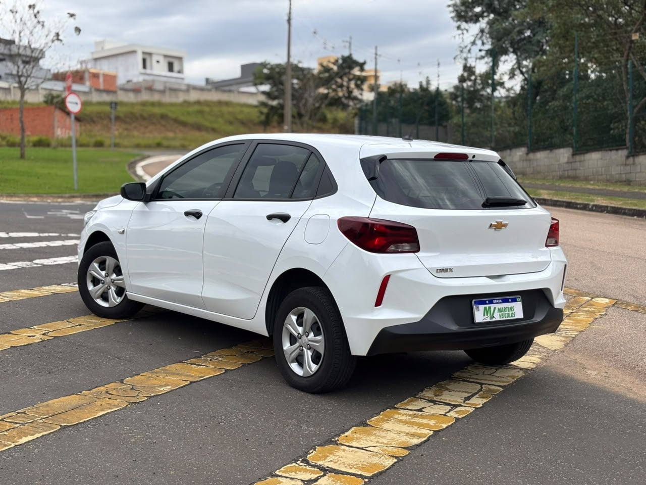 Gm Onix Hatch — foto 3